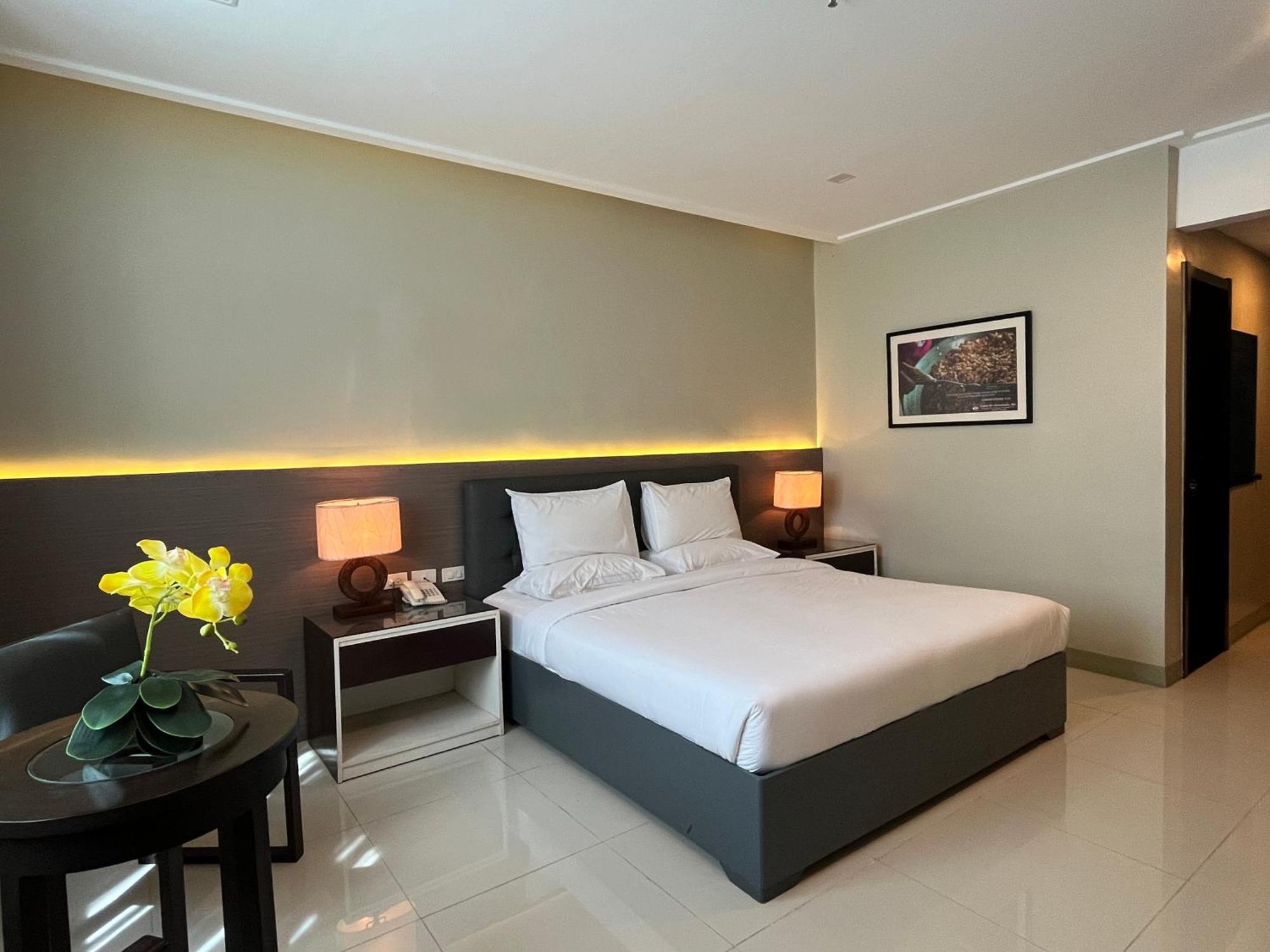 Iloilo Gateway Hotel And Suites Pavia Экстерьер фото