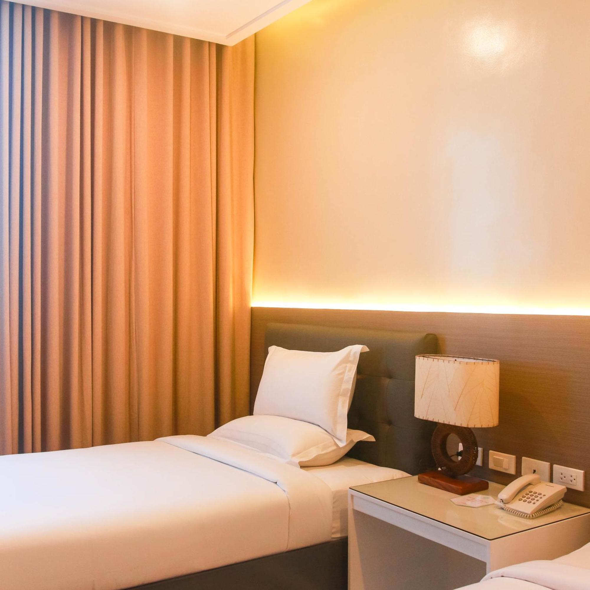 Iloilo Gateway Hotel And Suites Pavia Экстерьер фото